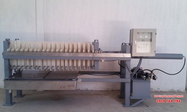 qc-ung-dung-cua-may-ep-bun-khung-ban-trong-san-xuat